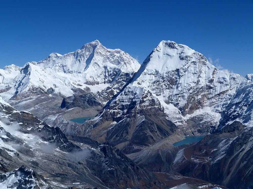 Davanti il Chamlang, dietro il Makalu. Foto @ wikimedia commons - Craig Taylor