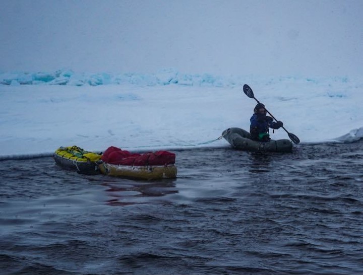 La giornata di Mike e Borge li vede affrontare tratti di mare aperto e poche zone di ghiaccio stabile su cui poter camminare più o meno agevolmente, trascinando le slitte - Foto Instagram Mike Horn