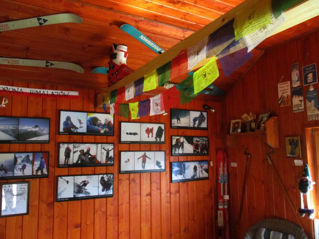 Particolare dell’interno del museo in ricordo di Jerzy Kukuczka a Istebna. Foto Mario Corradini