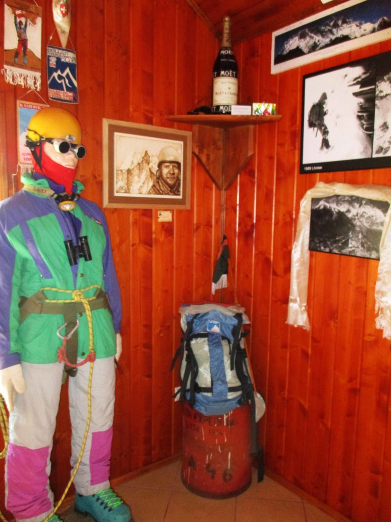 Particolare dell’interno del museo in ricordo di Jerzy Kukuczka a Istebna. Foto Mario Corradini