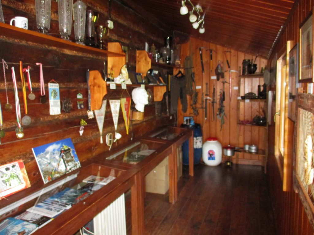 Particolare dell’interno del museo in ricordo di Jerzy Kukuczka a Istebna. Foto Mario Corradini