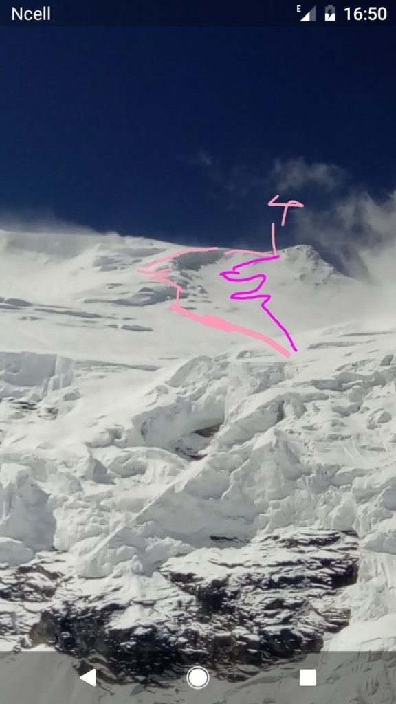 La linea di salita in rosa chiaro e di discesa con gli sci in rosa scuro. Foto @ Cristina Piolini