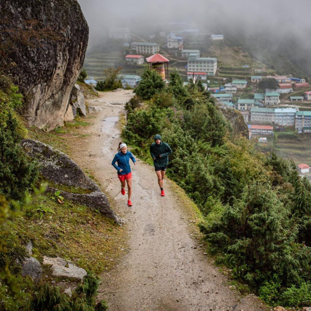 In allenamento a Namche Bazaar con la compagna Emilie Forsberg. Foto @ Kilian Jornet