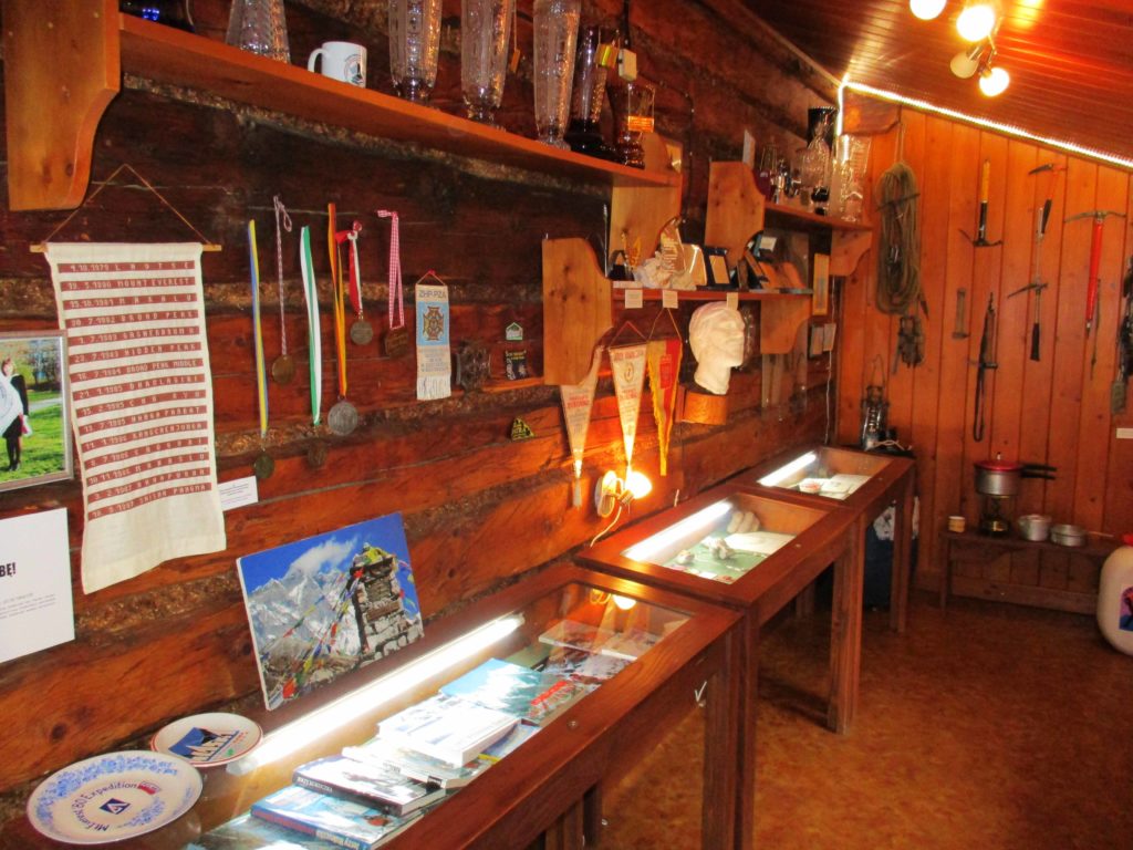 Particolare dell’interno del museo in ricordo di Jerzy Kukuczka a Istebna. Foto Mario Corradini
