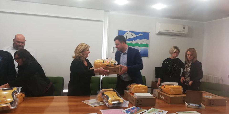 Consegna dei defibrillatori nella sede del Consorzio Bim - Foto FB @Consorzio BIM Vomano-Tordino Teramo