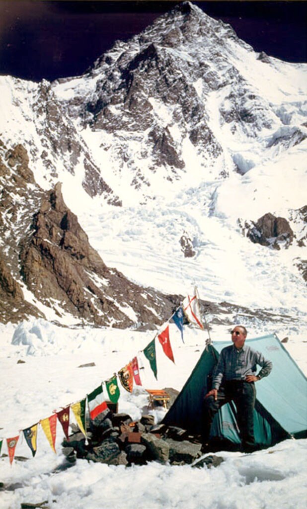 20040726 - AOSTA - CRO - K2 2004: PARTITI ALPINISTI ITALIANI PER ASCENSIONE VETTA ATTACCO ALLA CIMA PREVISTO PER SABATO, METEO PERMETTENDO. Una immagine di archiviDesio al campo base del K2 nel 1954 - Foto ANSA
