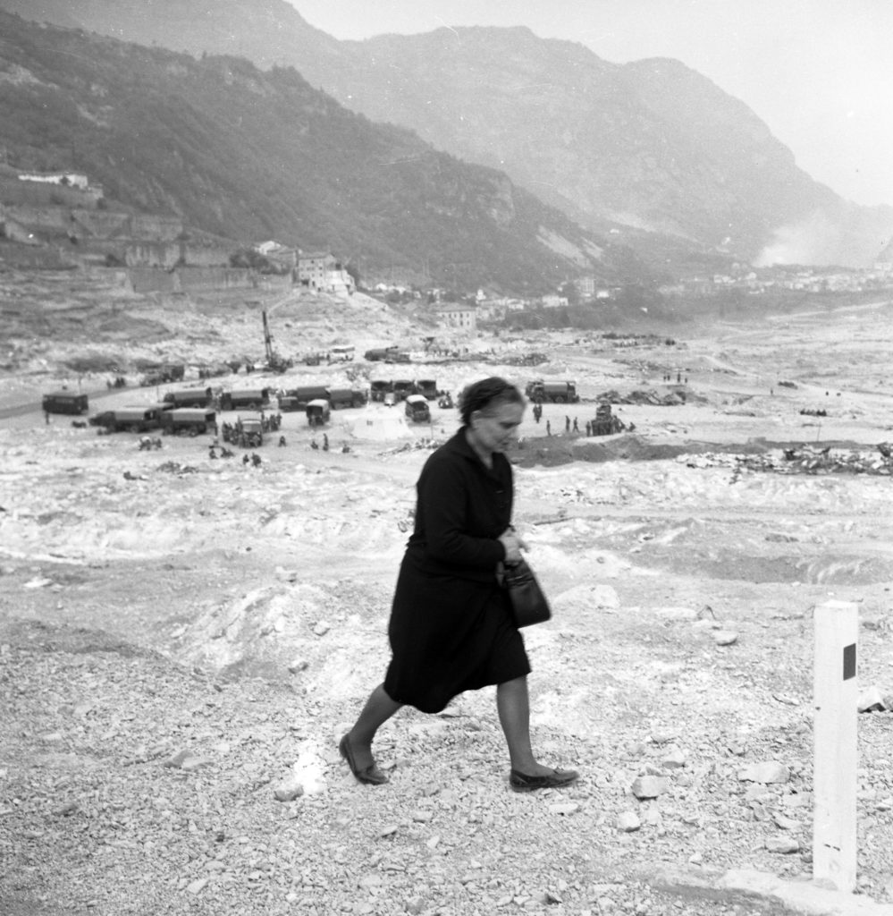 Una donna tra le macerie a Longarone, uno dei paesi distrutti nella tragedia del Vajont
