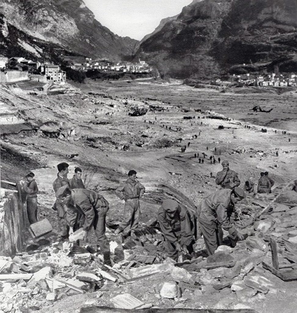 Una foto storica mostra un momento dei soccorsi prestati da poliziotti in occasione della tragedia in Vajont - Foto ANSA