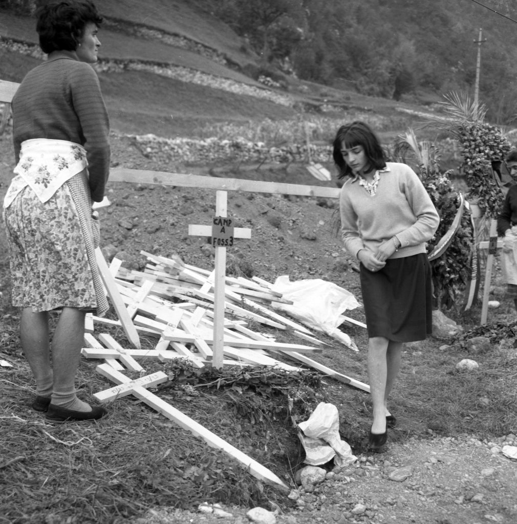 Donne pregano per una vittima a Longarone, uno dei paesi distrutti nella tragedia del Vajont.