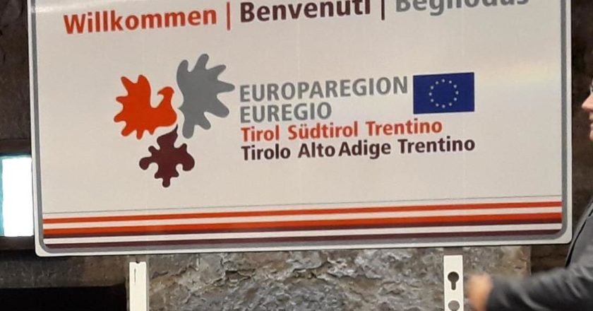 Cartelli Euregio ai valichi di frontiera in Italia e Austria. Foto ANSA