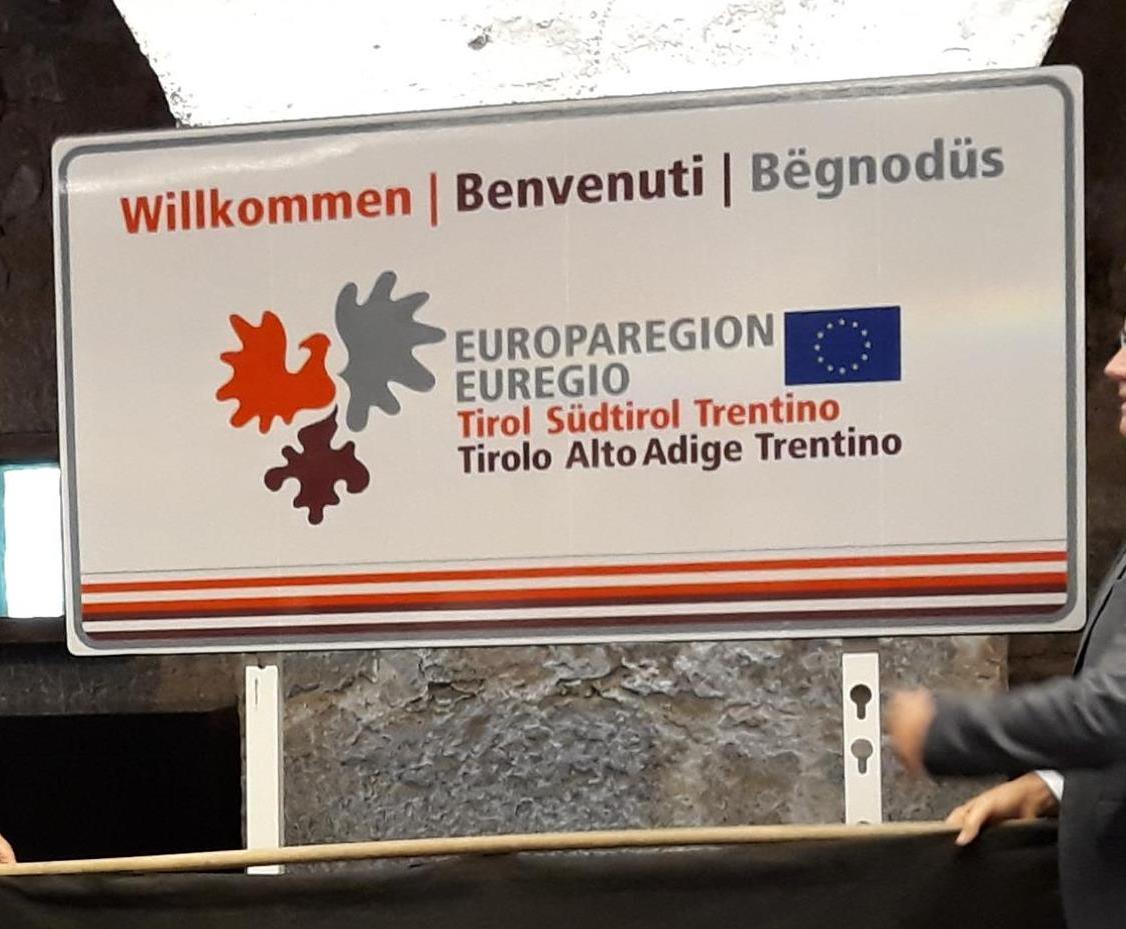Cartelli Euregio ai valichi di frontiera in Italia e Austria. Foto ANSA
