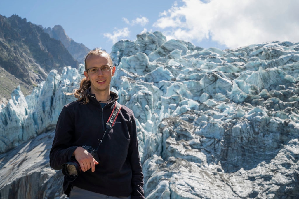 Kieran Baxter durante le ricerche sui ghiacciai del Bianco - Credits Dietro le quinte del volo di agosto dell
