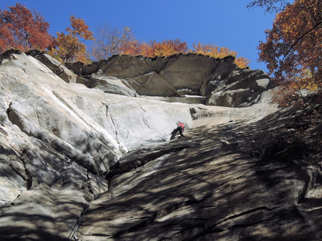 Michele Focchi in fessura a Cadarese. Foto Marcello Sanguineti