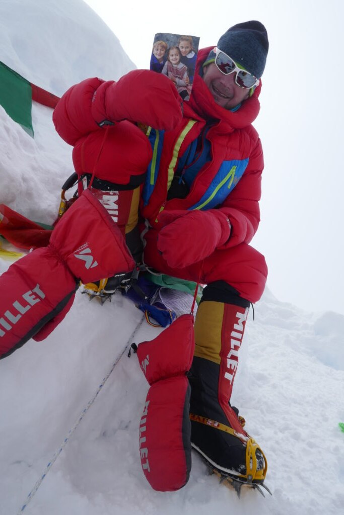 In vetta, con la famiglia sempre vicina. Foto archivio Camandona Ratti