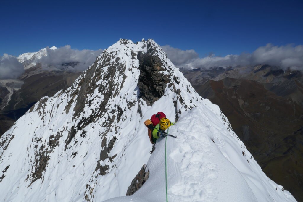In cresta. Foto archivio Camandona Ratti