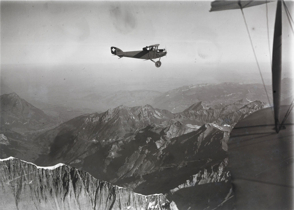 Il biplano di Mittelholzer in volo sui ghiacciai del Bianco - Credits ETH-Bibliothek Zürich
