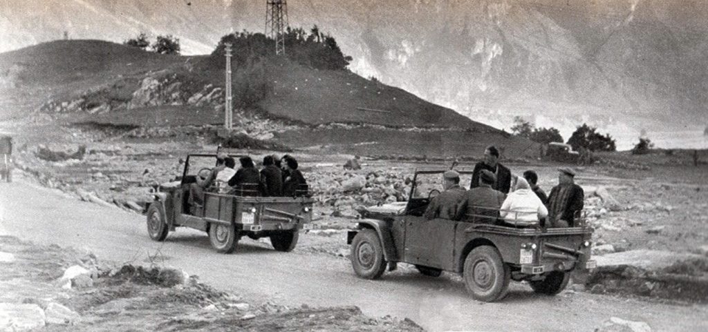 Una foto storica mostra un momento dei soccorsi prestati da poliziotti in occasione della tragedia in Vajont - Foto ANSA