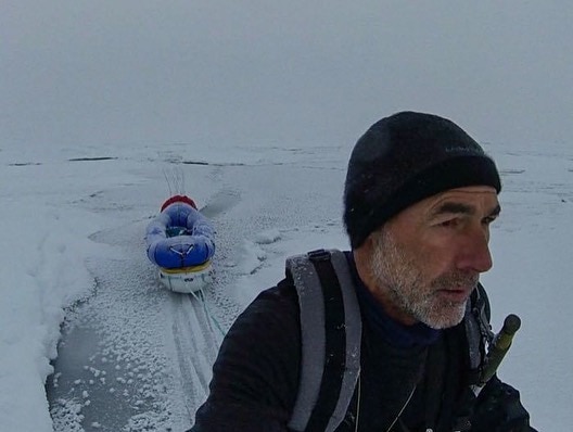 Photo of La lenta avanzata di Mike Horn verso il Polo Nord, tra riflessioni sulla vita e i cambiamenti climatici