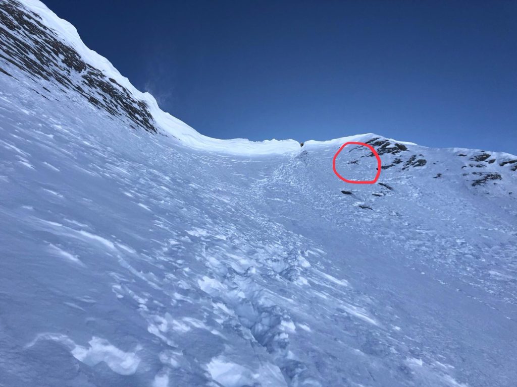 Il punto di caduta di Fiamoncini (cerchio rosso) visto dal basso - Foto Moeses Fiamoncini