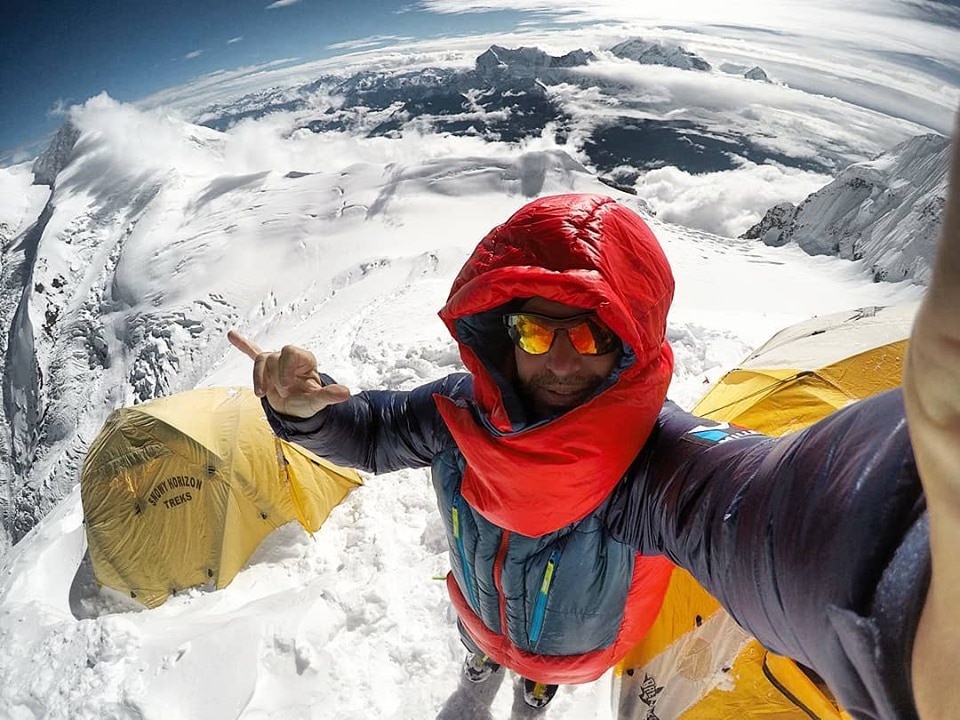 Dopo 10 ore di cammino nella neve alta i team sono arrivati al C2 del Dhaulagiri - Foto FB @Sergi Mingote 3x8000 Solidary Project