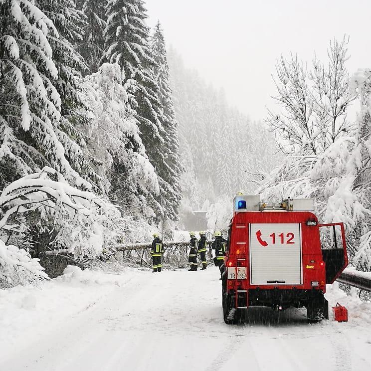 I vigili del fuoco sono stati impegnati in diversi interventi a causa delle abbondanti nevicate in Sud Tirolo. Foto @
ANSA/VIGILI DEL FUOCO