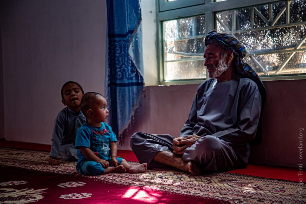 Ospiti del capovillaggio.  Foto Filippo Tenti - overland.org
