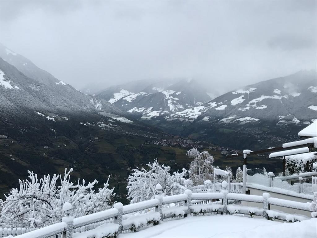 La neve caduta abbondantemente sulle Dolomiti crea problemi alla viabilità a Bolzano. Foto @
ANSA