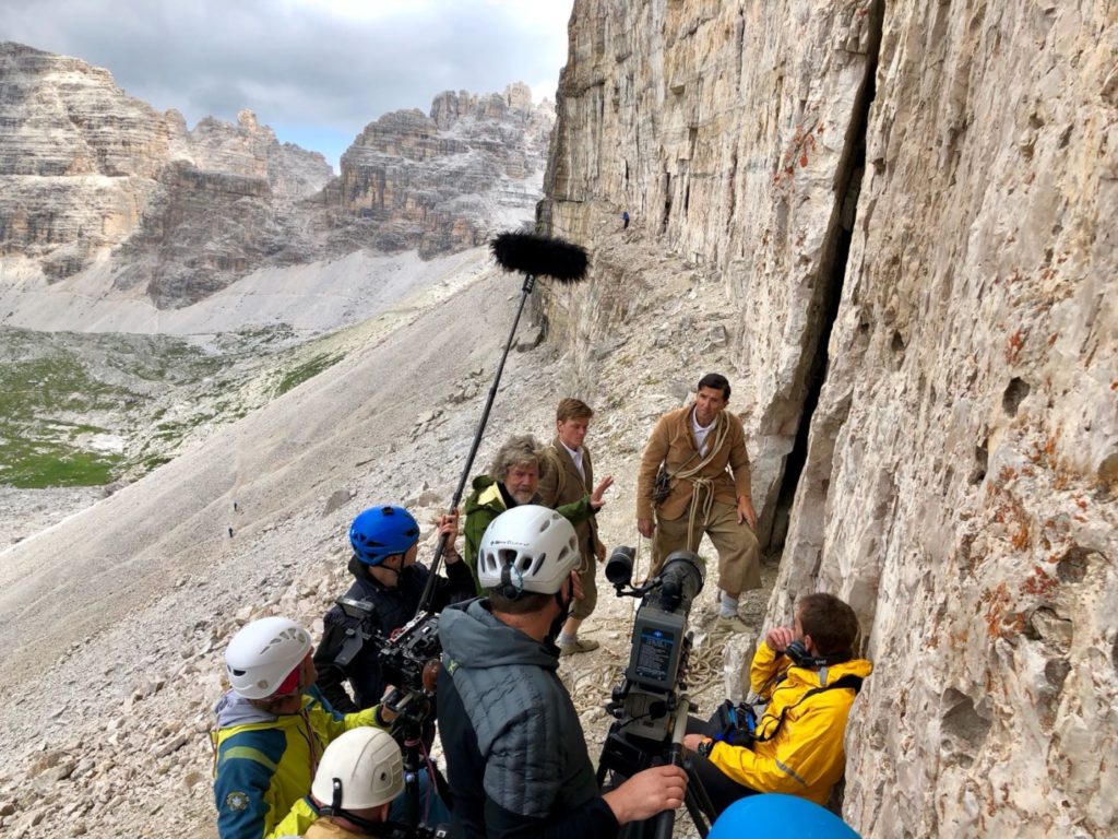 Messner regista durante le riprese del film sulla salita della Nord della Cima Grande di Lavaredo.