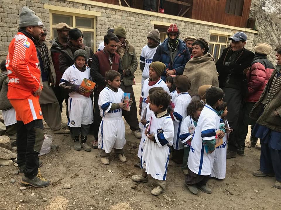 Alcuni bambini della scuola della valle Diamir, in Pakistan, dove Daniele si era fermato a donare del materiale durante il trekking di avvicinamento al Nanga Parbat.