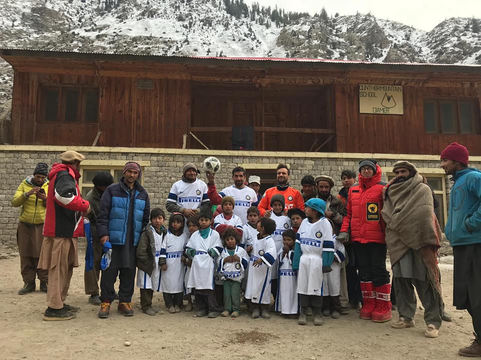 Foto di gruppo in una scuola della valle Diamir, in Pakistan, dove Daniele si era fermato a donare del materiale durante il trekking di avvicinamento al Nanga Parbat.