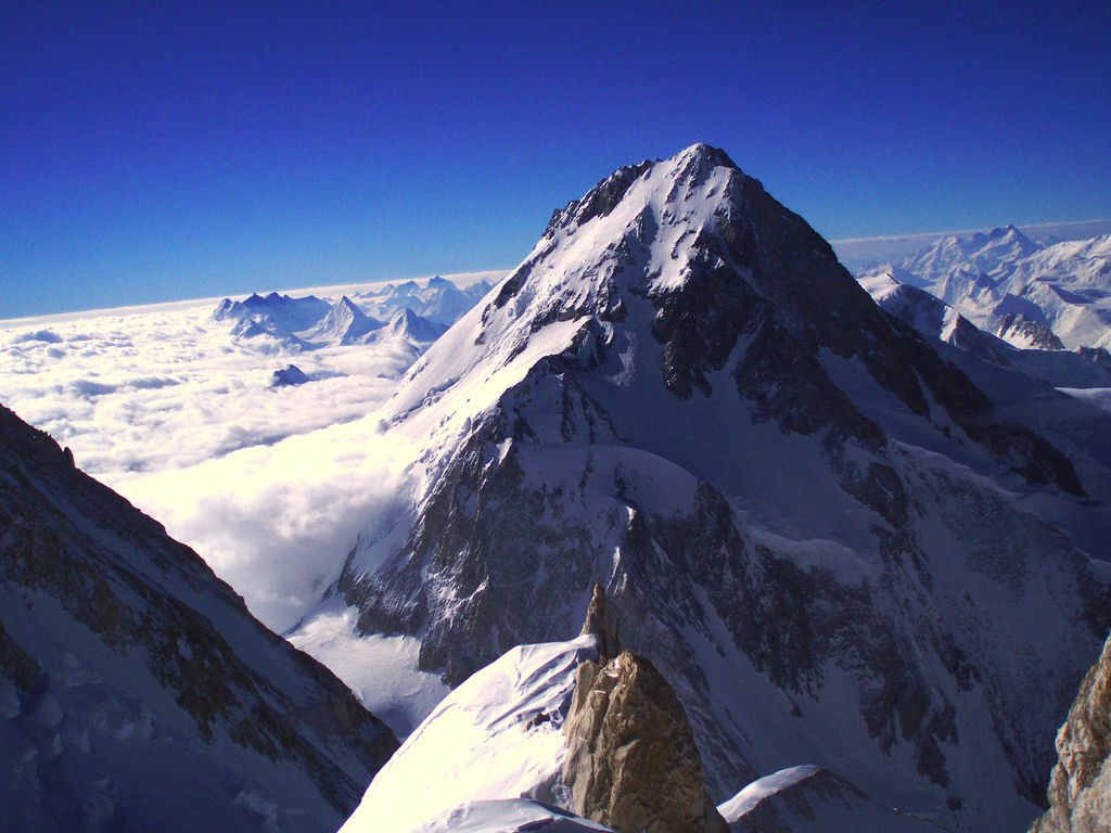 Il GI dalla vetta del GII, sotto il colle Gasherbrum La