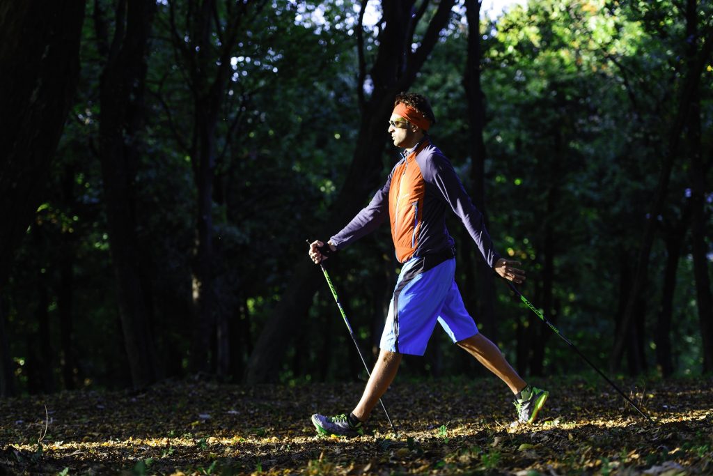 La postura corretta per la pratica del nordic walking. Foto @ Michelangelo Oprandi - Claudio Mora, mountainandfitness.com