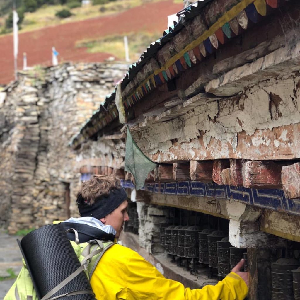 Kobusch in un tempio buddhista durante il trek - Foto Instagram Jost Kobush