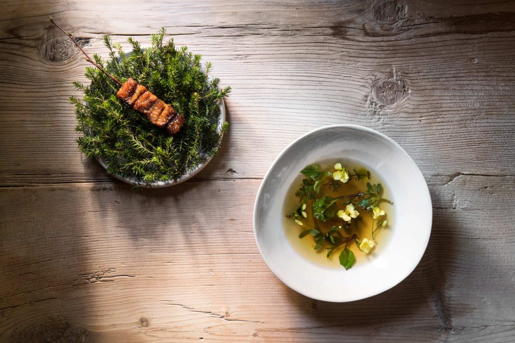 Anguilla laccata e brodo affumicato. Ristorante Hotel Rosaalpina. Foto @ Alex Moling