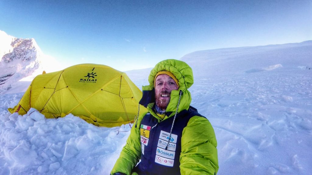 Andrea Lanfri fuori dalla tenda al Campo Base numero 2 a 6300 metri
