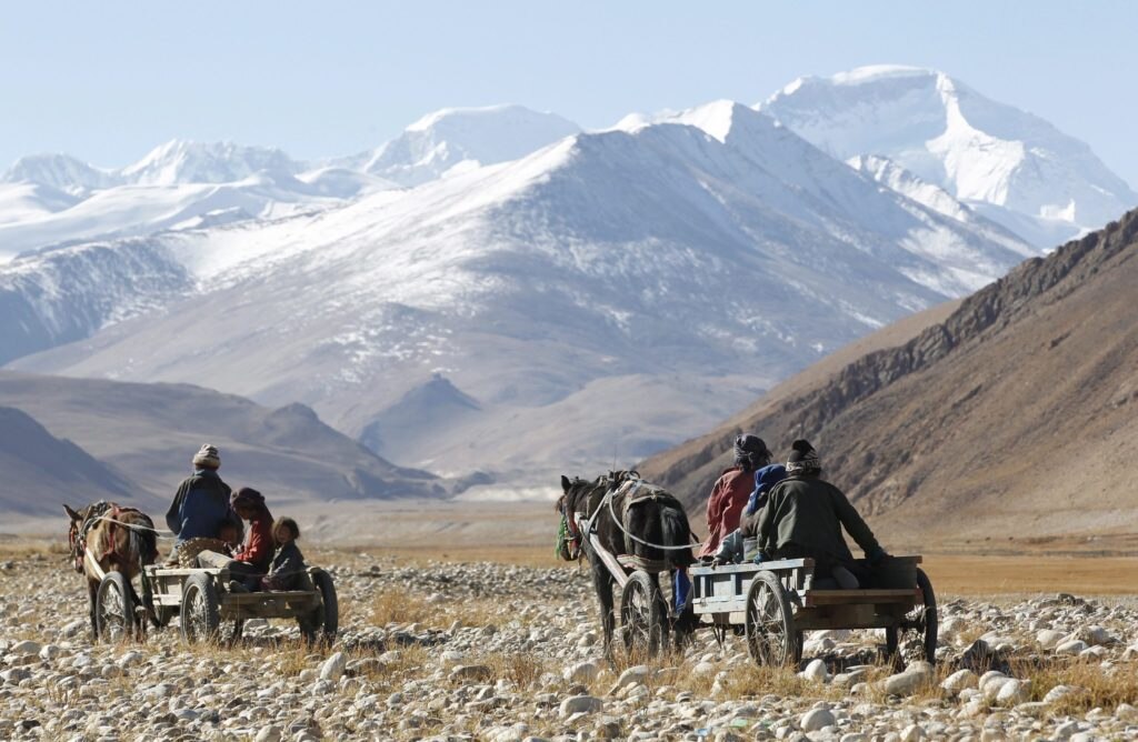 Nomadi tibetani, davanti a loro gli 8000. EPA/BARBARA WALTON P