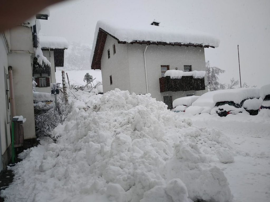 La situazione in val Martello dopo la valanga che fortunatamente non ha causato vittime, 17 novembre 2019. Enormi masse di neve e di alberi sradicati si sono riversate a valle, invadendo - come una colata di lava - le strade del paese. Alcune case sono rimaste danneggiate. In alcuni punti la neve arriva al primo piano delle case.
ANSA/ SOCCORSO ALPINO