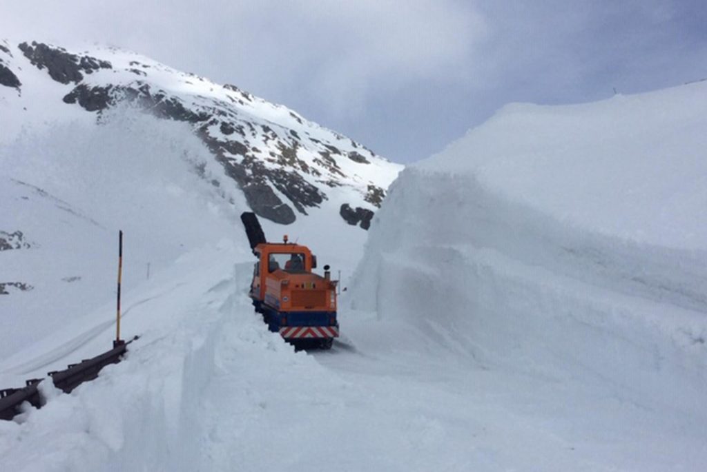 Una fresa libera la strada dalla neve caduta sul Passo dello Spluga (Como)