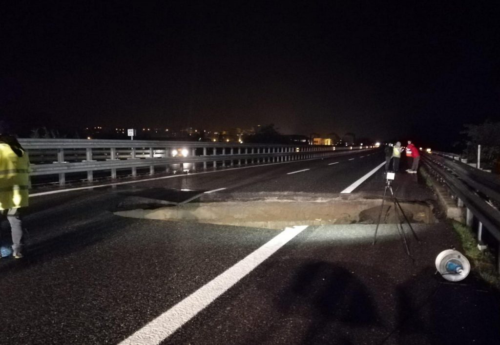 La voragine di una decina di metri apertasi sull