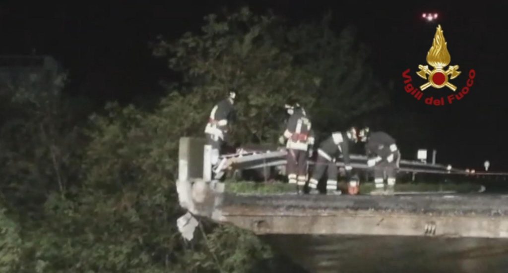 Fermo immagine tratto dal video dei Vigili del Fuoco sulla messa in sicurezza del viadotto della Madonna del Monte sulla A6, nel comune savonese di Altare, schiantato da una frana, 24 novembre 2019. ANSA/VIGILI DEL FUOCO