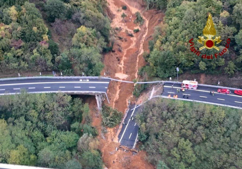 Il viadotto crollato. ANSA/ US VIGILI DEL FUOCO