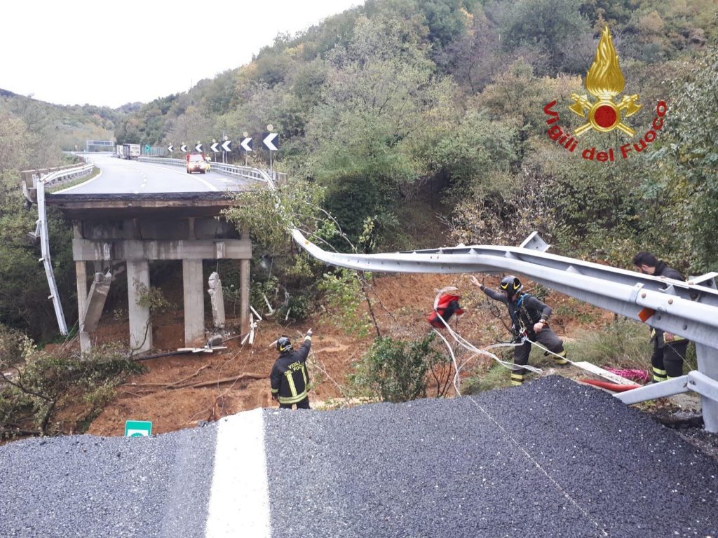 Il viadotto crollato. ANSA/ US VIGILI DEL FUOCO 