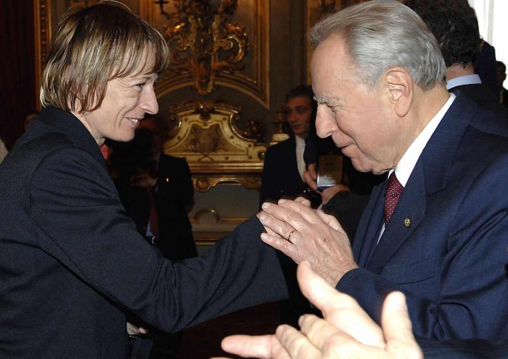 20051130 - ROMA - POL - QUIRINALE:DA CIAMPI DELEGAZIONE PER GIORNATA DELLA MONTAGNA - Il Presidente della Repubblica, Carlo Azeglio Ciampi (D), saluta la Sig.ra Nives Meroi, alpinista, oggi al Quirinale in occasione della