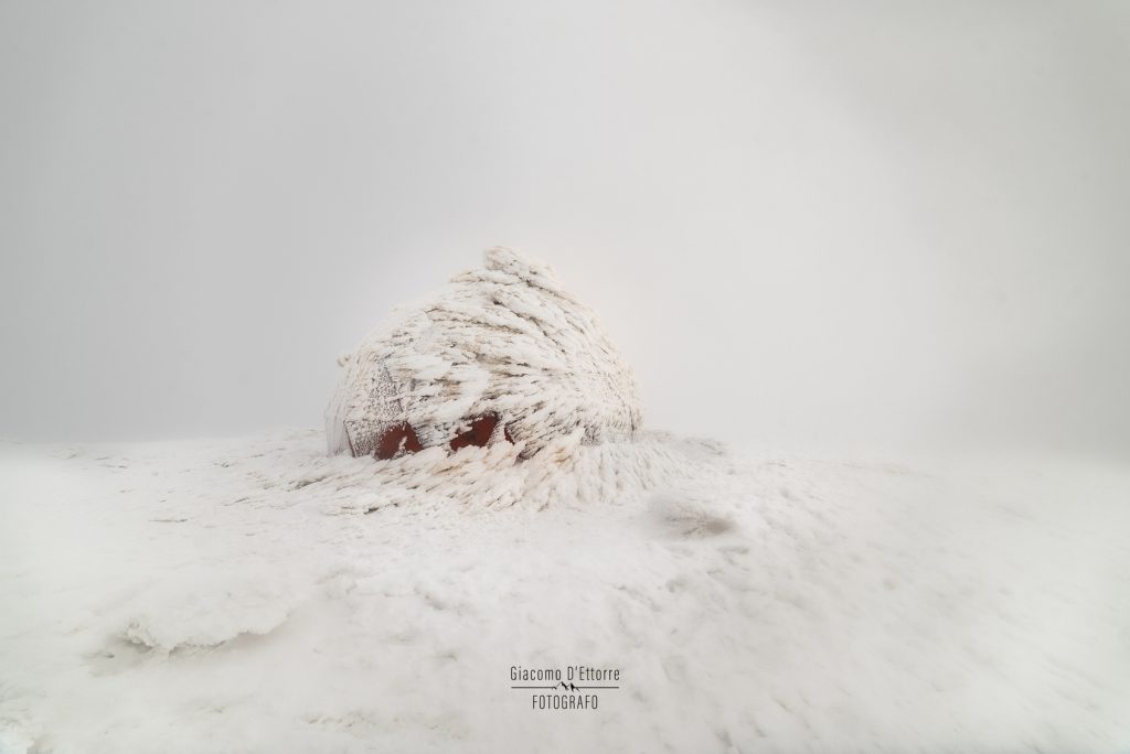 Bivacco Pelino, posizionato a 2.793 m sul Monte Amaro, nel Parco Nazionale della Majella in Abruzzo - Foto @ Giacomo D