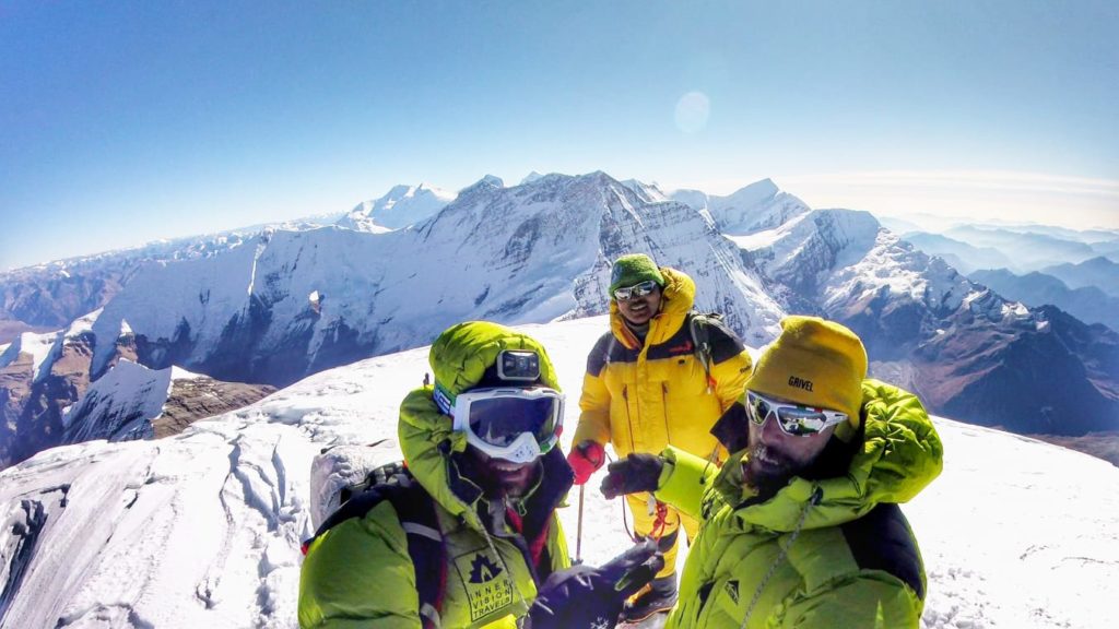 In vetta con vista sulla catena del Daulaghiri