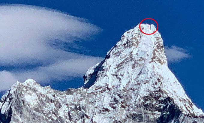 Bandiera sull'Ama Dablam dal campo base. Foto @ Manjushree Thapa - Nepali Times
