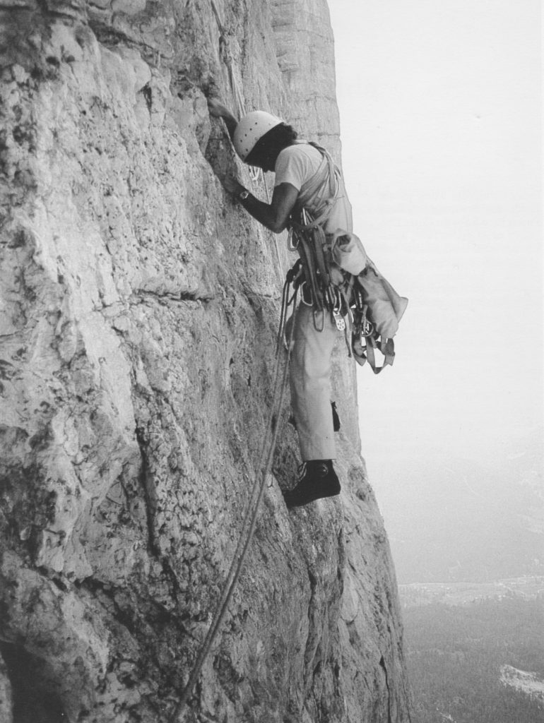 Messner nel 1968 mentre apre una nuova via sul Pilastro di Mezzo del Sass dla Crusc, nelle Dolomiti. Foto @ Alessandro Gogna