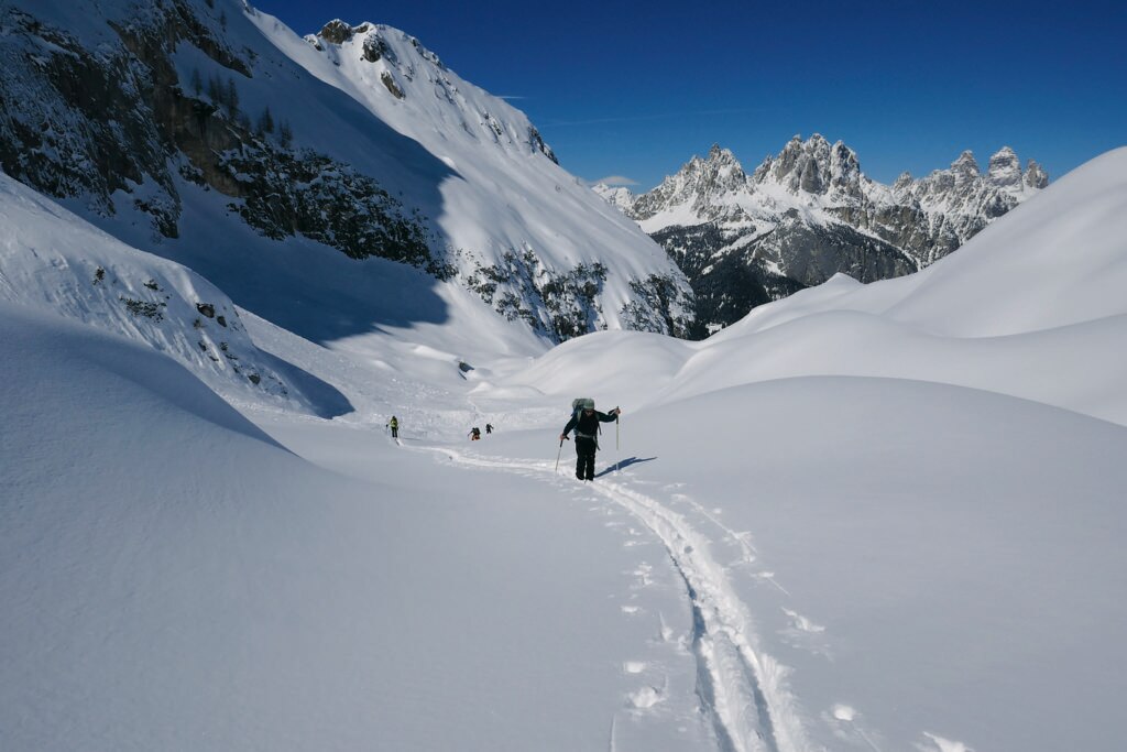 Risalendo la Val Longa dal bivacco Rifugio Tiziano (2246 m); sullo sfondo i Cadini e, sulla destra, il versante meridionale delle Tre Cime di Lavaredo. Foto @ Paola Favero
