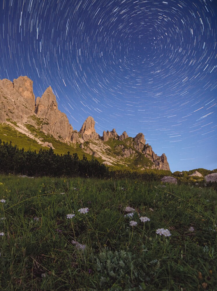 A fronte, la danza delle stelle sulle Marmarole. All’imbrunire la montagna si fa silenziosa, ma quando l’oscurità tutto avvolge, la notte ci parla: è la voce del vento e degli animali che la abitano. Foto @ G. Hofer/ClickAlps