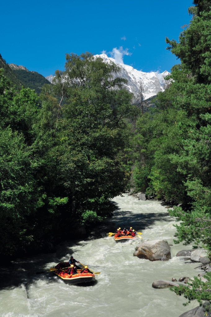 I camminatori più coraggiosi possono affrontare l’irruenza del fiume. Nella foto, rafting sulla Dora a Villeneuve. Foto @ Turismo Valle d